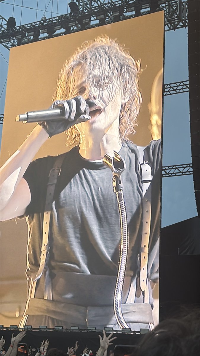 twelvesfifth's tweet photo. i need to die #MCRFlorence https://t.co/32sSrNJiBP