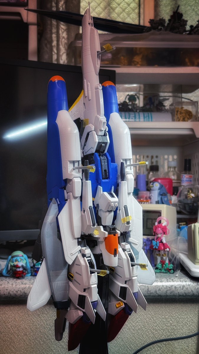 ether2001's tweet photo. 今朝のMG Ex-Sガンダム。スタンドと本体の接続軸の傾きを修正。
普段なかなか拝めない垂直に立たせた機体底面の眺め。
ブースターユニットの基部パーツ、これPVCだったりするのかな。軸を通して瞬着で固定しようとしたけどくっつかなかったよ。 https://t.co/jwcoBs5BIN