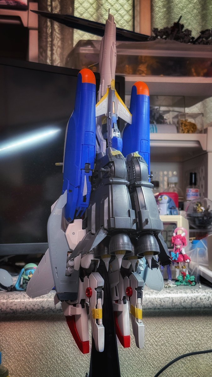 ether2001's tweet photo. 今朝のMG Ex-Sガンダム。スタンドと本体の接続軸の傾きを修正。
普段なかなか拝めない垂直に立たせた機体底面の眺め。
ブースターユニットの基部パーツ、これPVCだったりするのかな。軸を通して瞬着で固定しようとしたけどくっつかなかったよ。 https://t.co/jwcoBs5BIN