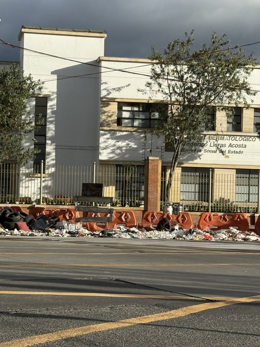 SoyJuanLozano's tweet photo. Bogotá, miércoles 15 de julio, 5:06 p.m.

Entre residuos esparcidos abrió hoy sus puertas la Federico Lleras. Los pacientes fueron recibidos con el recordatorio de que Galán es todo un soñador ZzzZZzz https://t.co/8gudmFMAq7