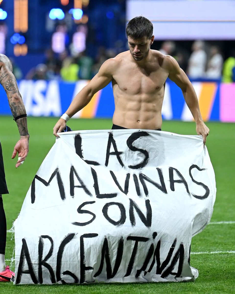 Maichayle23's tweet photo. que se mueran todos los ingleses 
vamos Argentina che 
🩵🩵🤍💛🤍🩵🩵 https://t.co/7ZIpT1CYlS
