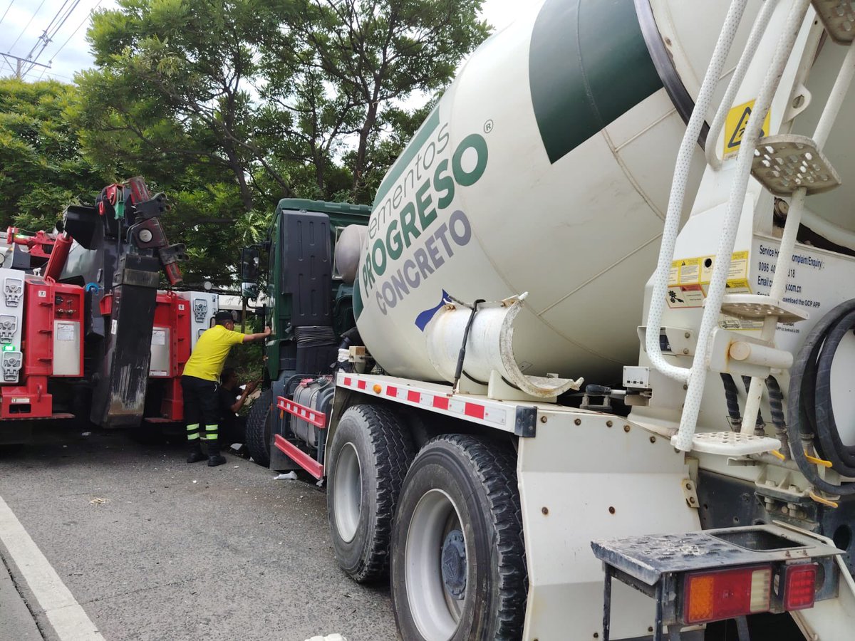 RevistaLaGsv's tweet photo. 🔴 Motorista queda atrapado tras choque entre vehículos pesados en Apopa
🚛 Una rastra impactó una concretera, que luego golpeó un camioncito estacionado. Socorristas rescataron al conductor y lo trasladaron a un centro asistencial.
#Apopa #SiniestroVial #RevistaLaG https://t.co/eFaHbU0dzC