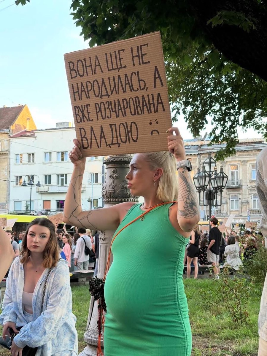 psrnk13's tweet photo. Відомо, що всі жахнулись від відео, де російський Рубікон показав весною 2026 року повний контроль над нашою логістикою. Зокрема, знищення техніки на всю глибину траси Покровськ-Павлоград, фактично єдиної артерії на Покровський напрямок.
 
Відомо, що міністр @FedorovMykhailo провів особисту термінову комунікацію з технократом Маском і всім росіянам повністю відключили старлінк. Без компромісів.
 
Відомо, що це моментально зменшило ударні потужності ворога, їх координацію і об'єктивний контроль. Росіяни не мають технічних можливостей замінити цю технологію.
 
Водночас відомо, що ми нарощуємо використання нрк та важких бомберів. Доставка провізії, медицини, зв'язку і бк на найскладніші позиції, дистанційне мінування ворожих шляхів, надточне бомбардування і знищення піхоти та укріплень ворога.
 
Відомо, що все це працює і масштабується завдяки старлінку. Технологічна перевага, швидкість рішень та дрони дають нам реальну перевагу на лінії зіткнення. Військова асиметрія, що береже життя і тримає фронт.
 
Невідомо лише одне. Чому влада вирішила, що «підбивання ліжок» зможе допомогти нашій обороні більше.