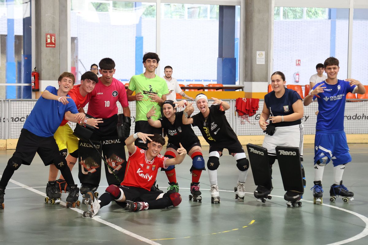 Gradohockey's tweet photo. Otra pachanga, porque con una no era suficiente.

Después, concurso de habilidades para un grupo y fútbol para el otro. Hoy tocaba competir dentro y fuera de la pista.

📸 https://t.co/LixB232ObG

#Gradohockey2026 #HockeySobrePatines https://t.co/NcQYyKxUnw