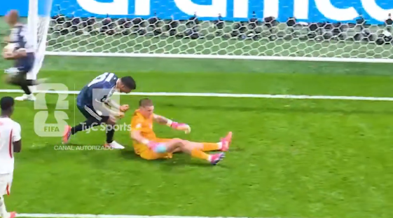mejorespatadas1's tweet photo. El Cuti gritándole el gol a Pickford.

🚬🚬🚬 https://t.co/7WOqCmSFCJ