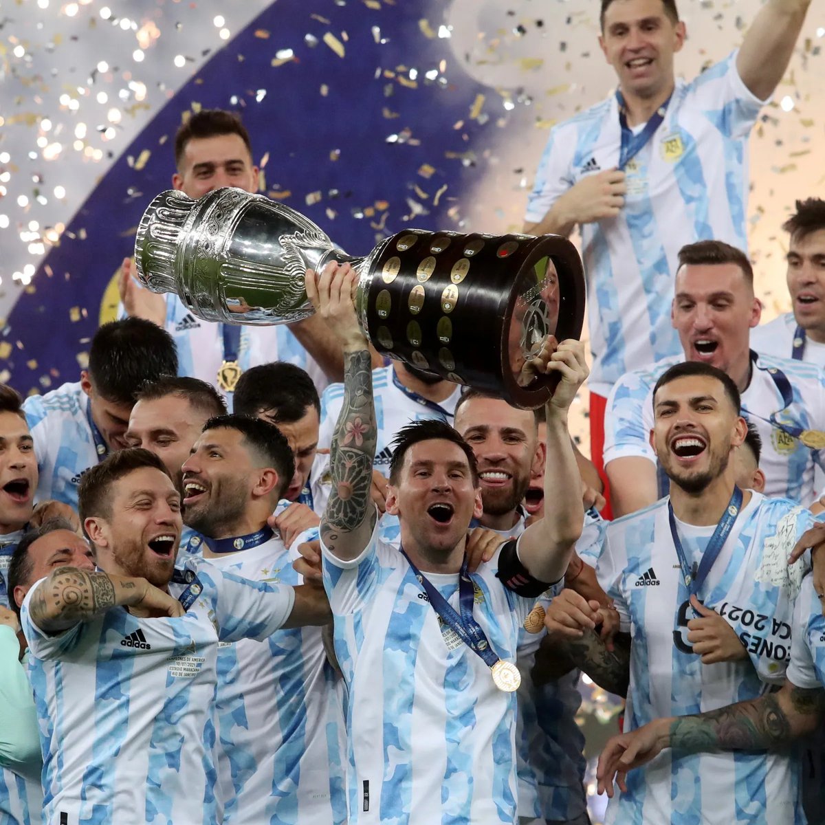 mvsrapp's tweet photo. Only two teams have ever won 3 major tournaments in a row...

🇪🇸 Spain
🏆 Euro 2008
🏆 World Cup 2010
🏆 Euro 2012

🇦🇷 Argentina
🏆 Copa America 2021
🏆 World Cup 2022
🏆 Copa America 2024

Argentina will play for history on Sunday. Could they become the first national side in history to go four in a row?