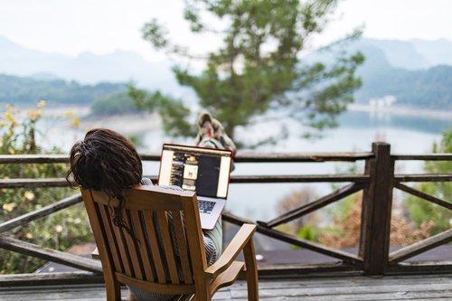 FinancialTurner's tweet photo. While advice abounds on the importance of fully unplugging during your hard-earned time off — and for good reason! — what should you do if you’re in a situation where you can’t be fully offline? https://t.co/MaRr0ZI5x4 https://t.co/XwSMGkxK5b