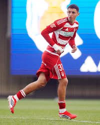 Carsteinn's tweet photo. Con la parálisis de los despachos, mirar abajo es obligatorio y, por suerte, sanador. De los 12 canteranos que sudan en pretemporada con el @GranadaCF , hay varios perfiles fresquísimos @CanteraNazari con datos y características para tirar la puerta abajo este año. https://t.co/OmjQT7HvBU