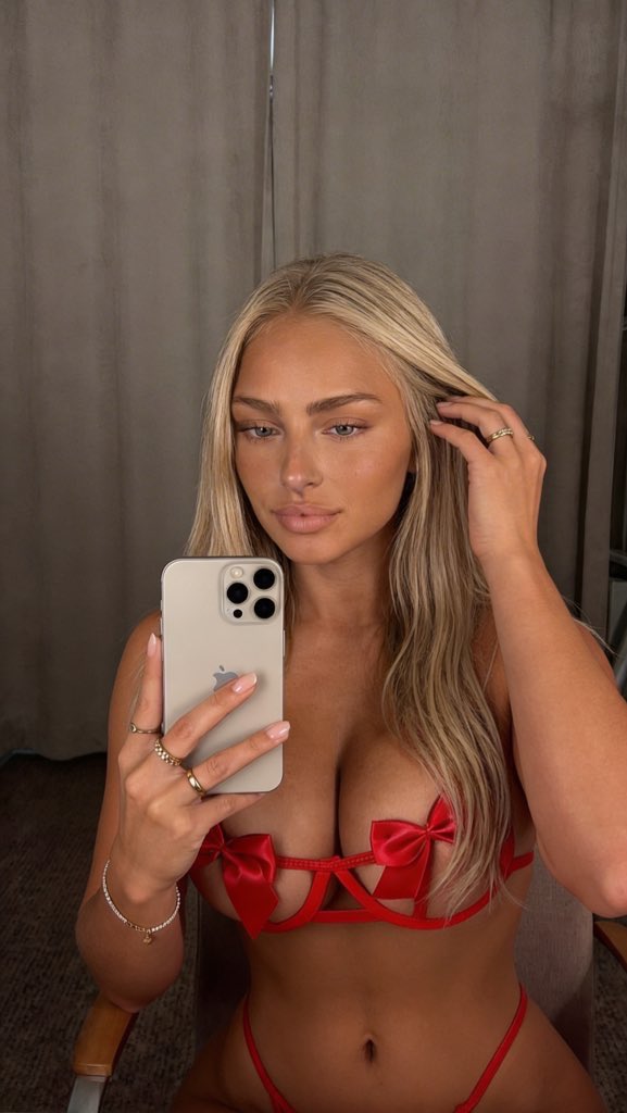ZoeBloomxo's tweet photo. @miaspicexo bikini ofc 👅 https://t.co/HVlIihNTwS