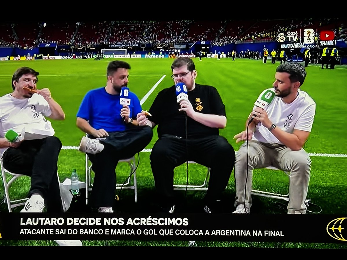 feltrinoficial's tweet photo. Pessoal da @CazeTVOficial comendo pizza e tomando cerveja ao vivo, enquanto comenta o jogo. Genial 🤣 https://t.co/lU4q9wZCqO