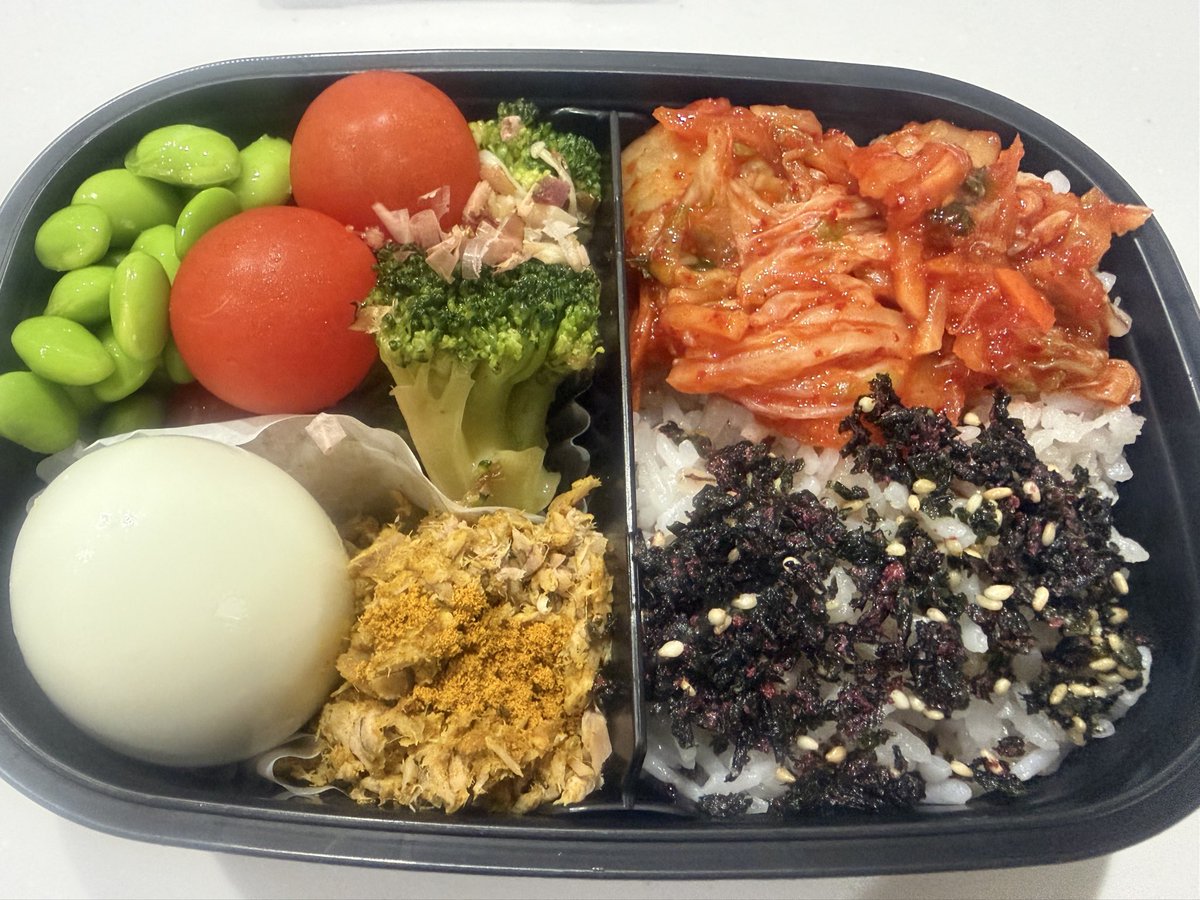 journey_mindset's tweet photo. 🍱今日のお弁当
今日も発酵食品、タンパク質、野菜、食物繊維でバランスのいいお弁当です。
✅キムチとワカメふりかけご飯
✅シーチキンカレー粉和え
✅ゆで卵
✅ブロッコリーエノキおかか和え
✅ミニトマト、枝豆
#お弁当 #手抜き弁当 #お弁当記録 #お弁当日記 https://t.co/TICIBQkVZ6