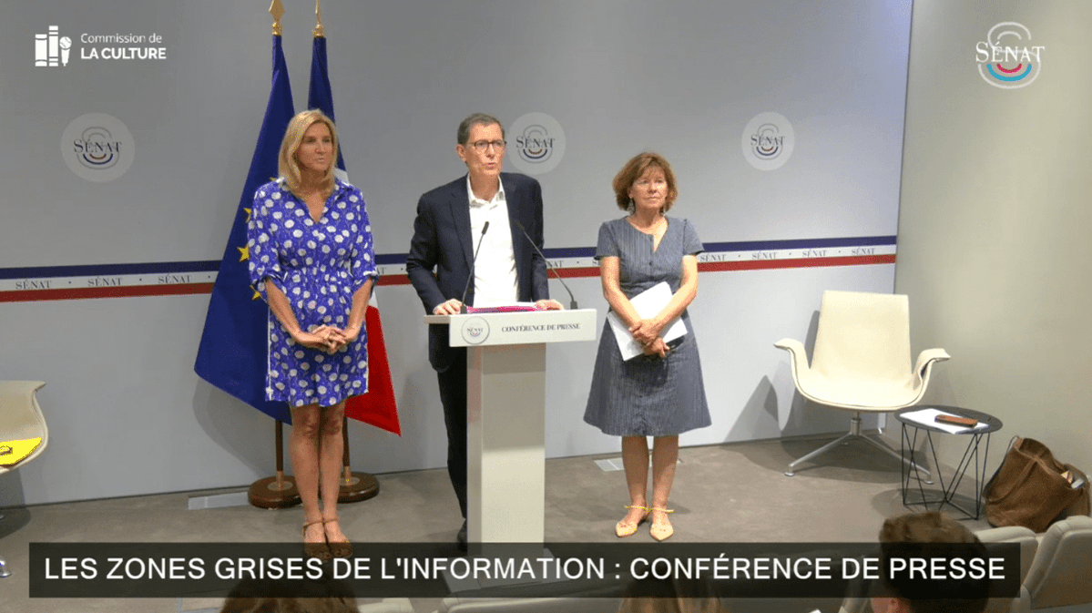 FrDesouche's tweet photo. Commission sur les ingérences intérieures : selon @PaulSugy, les auteurs souhaiteraient confier la mission de surveillance à la Fondation Descartes.

Derrière cette fondation, on ne trouve pas un simple laboratoire universitaire indépendant, mais un écosystème particulièrement dense, situé au croisement de la finance privée, de la recherche en sciences sociales, des grands médias, du fact-checking, de la régulation numérique et des services chargés de lutter contre les ingérences.

La Fondation Descartes est juridiquement portée par un fonds de dotation créé à l’initiative de Tiphaine et Jean-Philippe Hecketsweiler, qui en ont assuré le financement initial avant de rechercher d’autres donateurs privés. Jean-Philippe Hecketsweiler, président de la Fondation, est cofondateur du groupe d’investissement HLD. Tiphaine Hecketsweiler, sa trésorière, est consultante en communication. La liste complète des autres mécènes privés n’est pas publiquement détaillée sur le site de la Fondation.

La direction intellectuelle repose notamment sur Laurent Cordonier, docteur en sciences sociales et directeur de la recherche, ainsi que sur Gérald Bronner, professeur de sociologie à Sorbonne Université, administrateur de la Fondation et responsable de son conseil scientifique. Bronner a également présidé, à la demande d’Emmanuel Macron, la commission « Les Lumières à l’ère numérique », consacrée à la désinformation, à la régulation des plateformes et aux moyens d’empêcher le financement des acteurs jugés nuisibles à l’information. Laurent Cordonier faisait lui aussi partie de cette commission.

Son conseil d’administration rassemble aussi des profils issus de l’appareil diplomatique, de la régulation et des industries culturelles : Jean-Baptiste Jeangène Vilmer, diplomate et ambassadeur de France ; Carole Bienaimé Besse, productrice, essayiste et ancienne membre de l’Arcom ; Béatrice de Clermont-Tonnerre, spécialiste de l’intelligence artificielle ; ainsi que des responsables venus des médias et de la communication.

Son conseil scientifique comprend notamment Frédérick Douzet, professeure de géopolitique, directrice d’IFG Lab et du centre GEODE spécialisé dans la géopolitique de la datasphère, ainsi que Fabrice d’Almeida, historien à l’Institut français de presse de l’Université Panthéon-Assas. La Fondation a d’ailleurs créé avec cette université un Observatoire des manipulations de l’information, sous la forme d’une chaire universitaire.

Depuis 2024, la Fondation appartient également au réseau DE FACTO, qui réunit l’AFP, Franceinfo, Libération, 20 Minutes, Les Surligneurs, le CLEMI, le laboratoire CARISM de Panthéon-Assas, l’association Entre les lignes, MediaConnect et XWiki. Autrement dit : des chercheurs, des journalistes, des fact-checkeurs, des professionnels de l’éducation aux médias et des entreprises spécialisées dans la circulation ou la certification de l’information.

Ses colloques réunissent régulièrement des dirigeants de l’AFP et de France Télévisions, des représentants de Radio France, de l’Arcom, du Service d’information du gouvernement, de Google, TikTok, Publicis, de l’IRSEM, d’EU DisinfoLab, de Conspiracy Watch et de l’Institute for Strategic Dialogue. On y trouve donc simultanément ceux qui produisent l’information, ceux qui l’analysent, ceux qui la fact-checkent, ceux qui régulent les plateformes et ceux qui conseillent les pouvoirs publics.

Une autre passerelle mène à Open Society Foundations. Iris Boyer, présentée comme experte de la Fondation Descartes et invitée à ses colloques, a été secrétaire générale de la branche française de l’Institute for Strategic Dialogue, un think tank spécialisé dans l’extrémisme, la haine en ligne, la polarisation et la désinformation. Elle avait auparavant travaillé pour Facebook et YouTube sur des programmes de lutte contre la haine en ligne.

Or l’Institute for Strategic Dialogue inscrit officiellement Open Society Foundations parmi ses financeurs. Cela établit une connexion institutionnelle indirecte entre l’écosystème Descartes et Open Society, par l’intermédiaire d’une experte et d’une organisation partenaire. Cela ne permet toutefois pas d’affirmer qu’Open Society finance directement la Fondation Descartes : aucun versement direct de cette nature n’est publiquement établi.

Le lien avec Sleeping Giants est lui aussi indirect, mais documenté. La commission Bronner, présidée par Gérald Bronner et à laquelle participait Laurent Cordonier, a reçu une contribution officielle de Sleeping Giants France. Son rapport présente le collectif comme une organisation alertant les annonceurs afin qu’ils retirent leurs publicités des sites qualifiés d’extrémistes, complotistes ou diffuseurs de fausses informations. L’Élysée avait alors retenu parmi les objectifs de la commission la nécessité d’empêcher le financement des acteurs considérés comme nuisibles à l’information et à la cohésion sociale.

Une seconde passerelle passe par EU DisinfoLab. Son directeur Alexandre Alaphilippe a participé à un colloque de la Fondation Descartes sur la régulation des plateformes. EU DisinfoLab avait parallèlement invité Nandini Jammi, cofondatrice de Sleeping Giants, pour présenter les méthodes de démonétisation des sites accusés de diffuser de la désinformation.

Il ne s’agit donc pas de prétendre qu’une organisation unique, dirigée par Open Society ou Sleeping Giants, contrôlerait l’ensemble du dispositif. Ce serait aller au-delà de ce que permettent d’établir les sources.

En revanche, il existe bien un milieu particulièrement imbriqué, dans lequel circulent les mêmes chercheurs, experts, associations, médias, fact-checkeurs, plateformes, régulateurs et services de l’État. Ce milieu participe à la fois à la définition de la « désinformation », à sa mesure, à sa médiatisation, à la formation des journalistes et des élèves, à la rédaction de recommandations publiques, à la régulation des plateformes et parfois à la démonétisation des médias désignés comme problématiques.

Dès lors, la question démocratique est immense : peut-on confier la surveillance de supposées « ingérences intérieures » à un écosystème qui participe déjà à toutes les étapes du processus depuis la définition du discours suspect jusqu’à sa régulation, sa déplateformisation ou son assèchement publicitaire ?

Ce ne sont plus seulement les ingérences étrangères que l’on prétend combattre. Ce sont désormais des citoyens, des médias et des courants politiques français qui pourraient être surveillés par un réseau privé et institutionnel dont les membres décideraient eux-mêmes de ce qui relève de l’information légitime, de la désinformation ou d’une influence politique jugée dangereuse.
