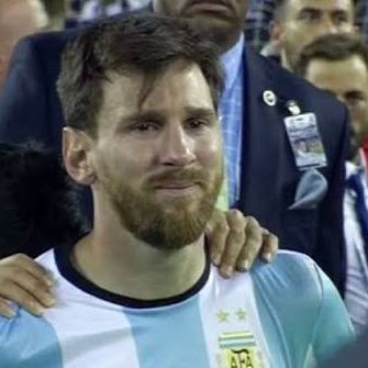 CuentaMister's tweet photo. Hace 10 años, en el 2016, Messi perdía la final de la Copa América con Argentina y sumaba un nuevo golpe en su lucha por conquistar algún título con su selección.

Acusado desde sectores mediáticos de no sentir la albiceleste... incómodo siempre en selecciones sin idea clara de a qué jugar... se llegó a insinuar que podía dejar Argentina con tal de ver si sin él, Argentina podía por fin ganar.

Pero el deporte suele dar revancha. No fue inmediatamente. Tuvo que sufrir nuevos reveses hasta que llegó Scaloni y montó un grupo unido en "la causa Messi". Ahora, Argentina ya fue campeona de América, ya fue campeona del mundo, y se vuelve a meter en una final a pesar de que hace pocas semanas viendo el juego de la selección parecía poco probable.

Pase lo que pase el domingo, Messi ya hizo historia con Argentina. Hay que intentar resistir en las malas... para que lleguen las buenas.