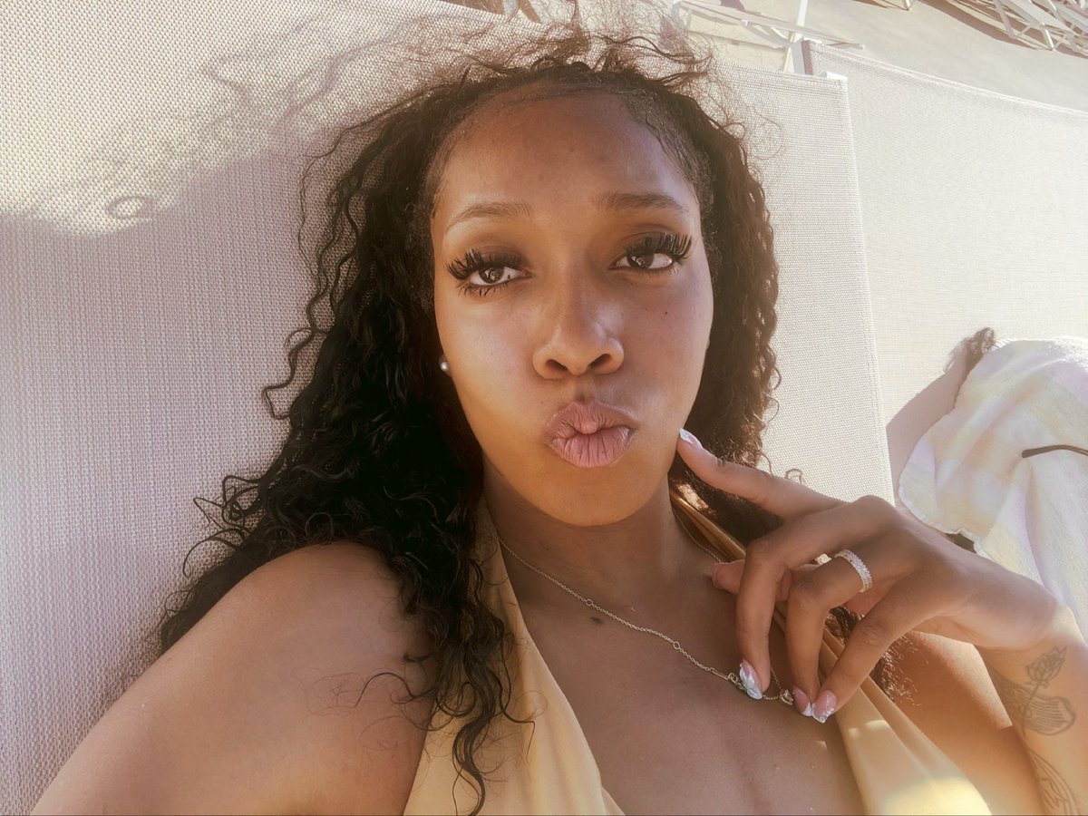 NykeylaS's tweet photo. Suns out bu… ok😘 https://t.co/YK1AAIUdpx