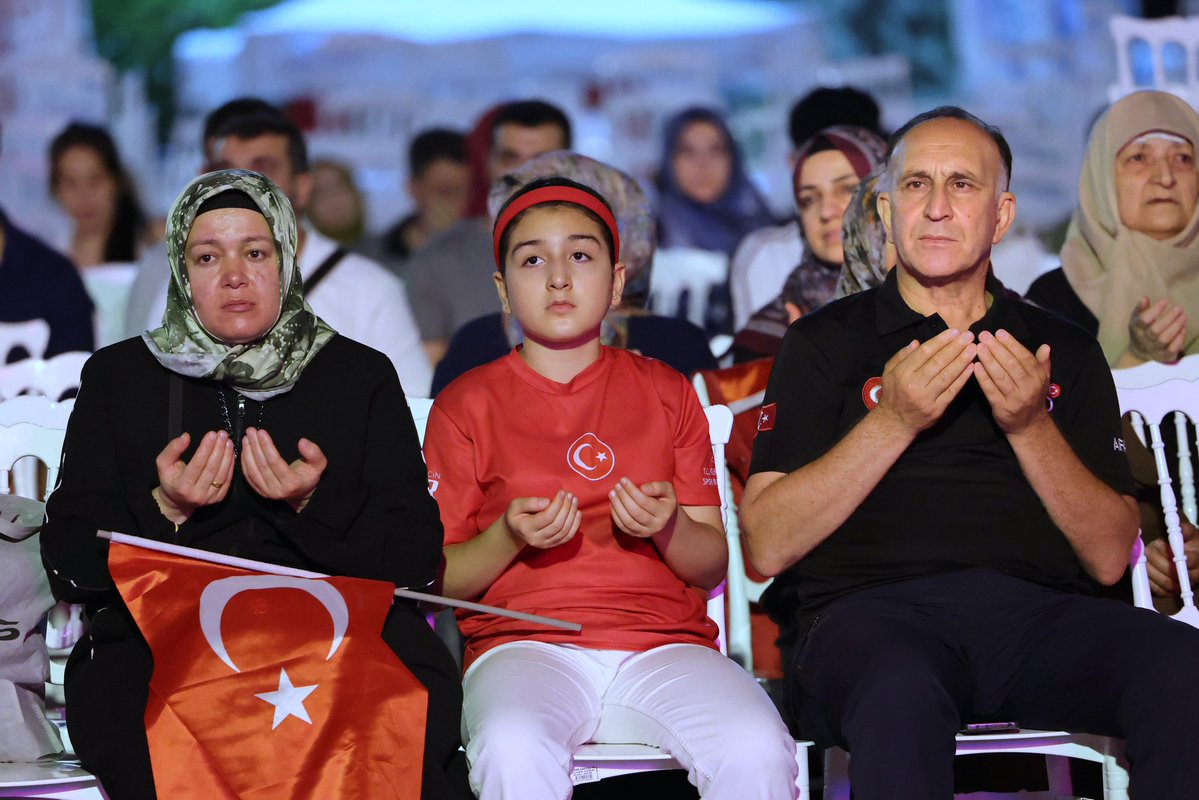 Mardin_Valiligi's tweet photo. 📌 Camilerimizde Selalar Okundu

15 Temmuz Demokrasi ve Millî Birlik Günü’nün 10’uncu yıl dönümü dolayısıyla düzenlenen program kapsamında, ilimiz genelindeki tüm camilerimizde ve 15 Temmuz Demokrasi ve Şehitler Parkı’nda eş zamanlı olarak selalar okundu.

Selaların ardından Mardin İl Müftüsü Dr. Enver Türkmen tarafından Aziz Şehitlerimiz için dua edildi.

#15Temmuz🇹🇷
#ZaferBizim 🇹🇷
İrade Bizim Zafer Bizim🇹🇷

@iletisim 
@TC_icisleri