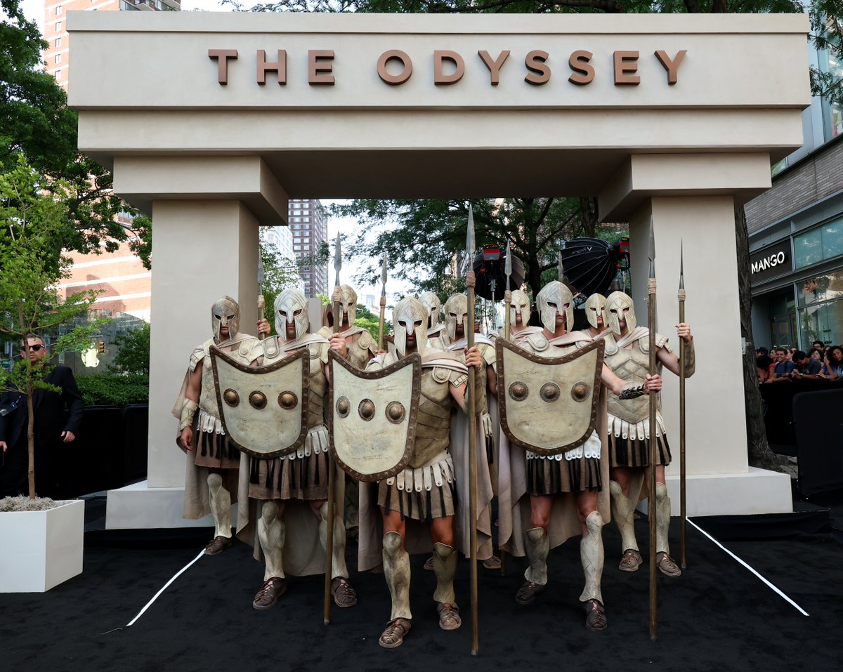 odysseyfilmjp's tweet photo. ▶▶NYプレミア開催◀◀

約13メートルの巨大な「トロイの木馬」が出現する会場に世界が熱狂！

篝火が焚かれたゲート周辺では鎧兜や槍を身にまとった兵士たちが警護にあたり、古代ギリシャの世界観がそのまま立ち現れたかのような荘厳な雰囲気に包まれました

海外メディアから絶賛の声が続々寄せられています

「ノーランが自らの限界を超え、映画の最高到達点に達した」
「現代最高の監督による壮大なる英雄譚」
「キャスト陣のキャリア史上最高の演技」
「神々ですら、この衝撃を予測できなかった」
#クリストファーノーラン 監督

超大作『#オデュッセイア』
9月11日(金)全国ロードショー⚔️
https://t.co/tr1dP4xMNc