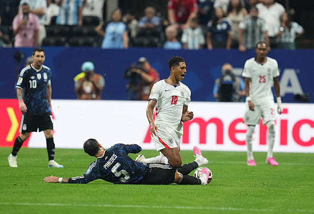 la12tuittera's tweet photo. 🔥🇦🇷LEANDRO DANIEL PAREDES, IMPONIENDO RESPETO a las ESTRELLAS de la PREMIER LEAGUE y LA LIGA. 🔝 https://t.co/7ty86n7OK0