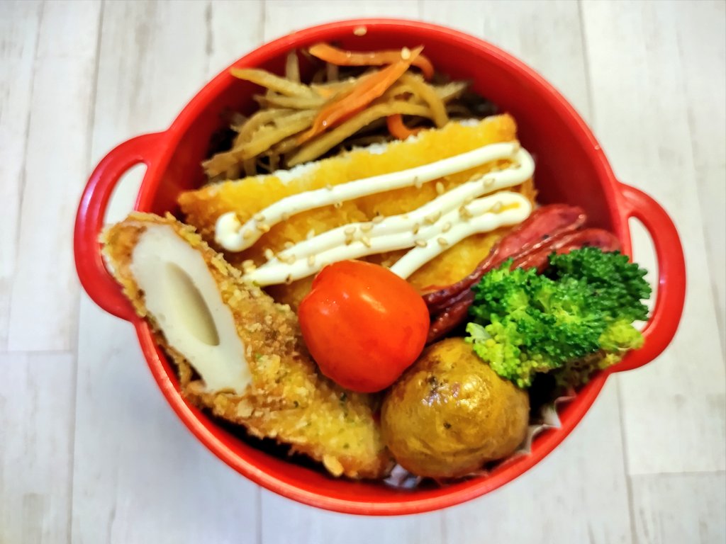cubby_B's tweet photo. おはようございます☁️

白身魚のフライ、ちくわフライ、きんぴらごぼう、ビアソー、ミニじゃが素揚げ、ブロッコリーのコンソメ炒め、アップルベリー🍅
#お弁当 #お弁当記録 #のっけ弁 https://t.co/PsvQWfh0F5