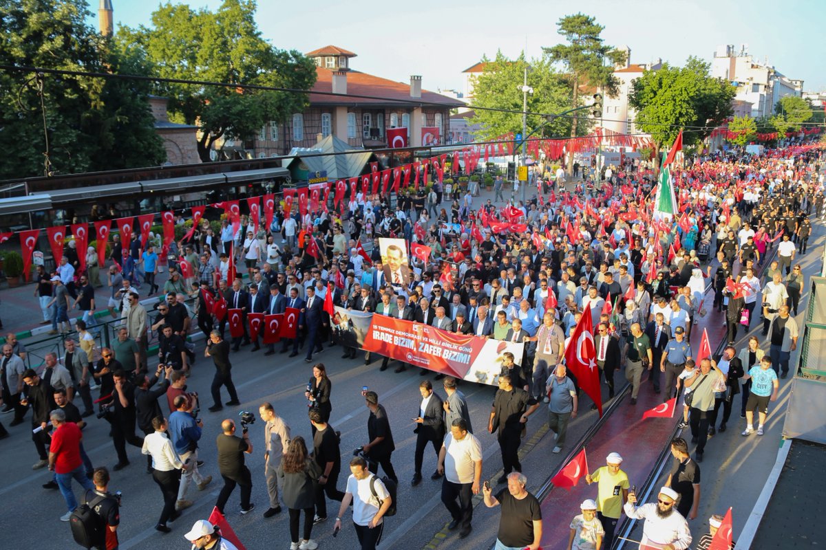 BursaValiligi's tweet photo. 🇹🇷 ɪ̇ʀᴀᴅᴇ ʙɪ̇ᴢɪ̇ᴍ, ᴢᴀꜰᴇʀ ʙɪ̇ᴢɪ̇ᴍ 🇹🇷

15 Temmuz hain darbe girişiminin 10. yıl dönümünde; milletimizin istiklaline, istikbaline ve milli iradesine sahip çıkma kararlılığının sembolü olan "15 Temmuz Demokrasi ve Bayrak Yürüyüşü" gerçekleştirildi.

​Şanlı bayrağımızın gölgesinde tek yürek olan vatandaşlarımız, 15 Temmuz gecesi yazılan kahramanlık destanını bir kez daha aynı inanç ve aynı ruhla yaşattı.

​Aziz şehitlerimizi rahmet ve minnetle yâd ediyor, kahraman gazilerimize şükranlarımızı sunuyoruz.

Birlik ve beraberliğimiz daim olsun.

#15Temmuz
#ZaferBizim
İrade Bizim Zafer Bizim