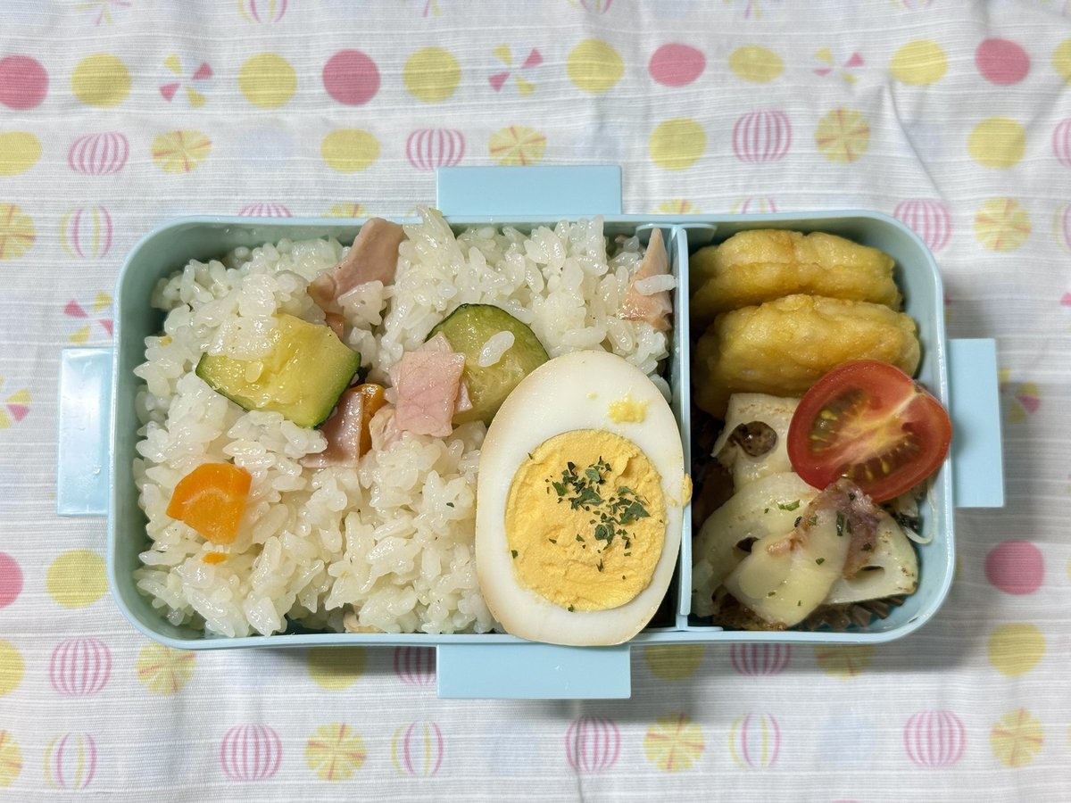 aattsunn's tweet photo. ズッキーニとハムのピラフ、チキンナゲット、れんこんのベーコンチーズ焼き、カレー卵　#harusan #お弁当 https://t.co/6nE4FqFAR6