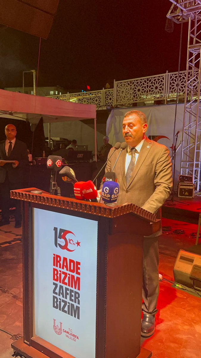 Sanliurfa_MHP's tweet photo. Milliyetçi Hareket Partisi Şanlıurfa İl Başkanımız Sayın Ecz. Osman Mutlu, 15 Temmuz Demokrasi ve Millî Birlik Günü Anma Programı'na katılım sağladı.

🇹🇷 15 Temmuz; ihanetin, millet iradesi karşısında hezimete uğradığı; Türk milletinin imanıyla, cesaretiyle ve devletine sadakatiyle tarih yazdığı kutlu bir diriliş destanıdır.

Rabia Meydanı'nda aziz hemşehrilerimizle birlikte, millî iradeye, devletimizin bekasına ve şanlı al bayrağımıza olan sarsılmaz bağlılığımızı bir kez daha hep birlikte haykırdık.

Bu vesileyle, vatan, bayrak ve ezan uğruna canlarını feda eden aziz şehitlerimizi rahmet ve minnetle yad ediyor, kahraman gazilerimize şükranlarımızı sunuyoruz.

Ne 15 Temmuz unutulacak, ne de o gece yazılan milli irade destanı unutturulacaktır. Devlet ebed müddet, vatan ilelebet Türk'tür.

@dbdevletbahceli 
@MHP_Bilgi 
@eczosmanmutlu
