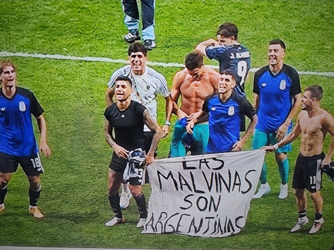 GuilleLobo's tweet photo. La Selección Argentina exhibió una bandera con una verdad:

"LAS MALVINAS SON ARGENTINAS"

🇦🇷 https://t.co/J4fQIfhPWf