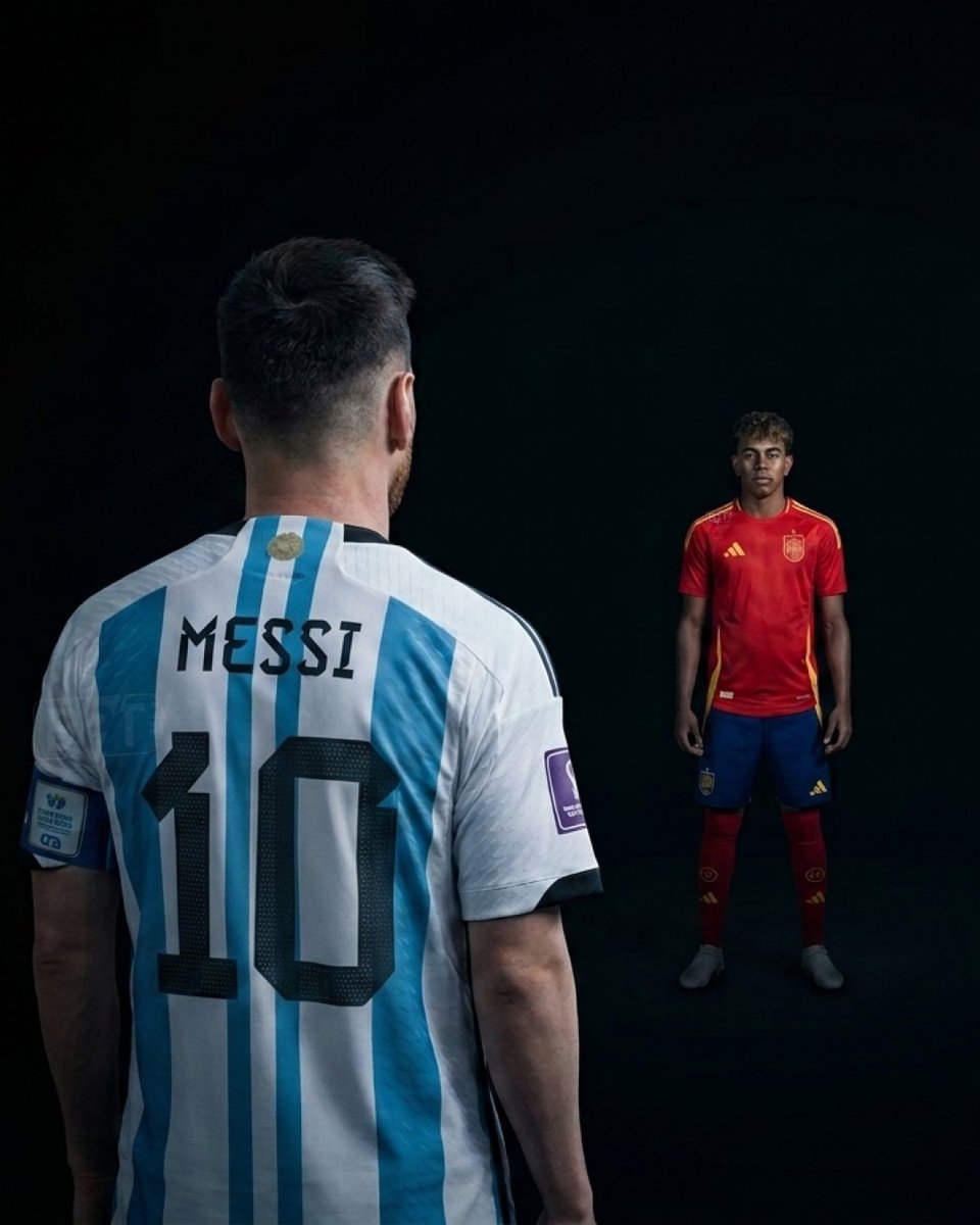 bpthaber's tweet photo. Lamine Yamal’ın hikayesi:

— Bebekken Messi ile fotoğraf çektirmek için yapılan çekilişi kazandı.
— Çocukluktan beri büyük bir futbol yeteneği olarak büyüdü.
— 2014’te Barcelona altyapısında oynamaya başladı.
— 2023 yılında 15 yaşındayken as takıma yükseldi.
— Yıllar içinde La Liga, İspanya Milli Takımı ve Avrupa Şampiyonası tarihinde gol atan en genç oyuncu oldu.
— Kariyerindeki ilk Dünya Kupası’nda, turnuva tarihinde kadroya alınan en genç oyunculardan biri oldu.
— 19 yıl önce kendisini yıkayan Lionel Messi ile Dünya Kupası finalinde rakip oldu.
— Messi’nin o meşhur fotoğraf çekimindeki sloganı ise şuydu:

“İmkansız diye bir şey yoktur.”