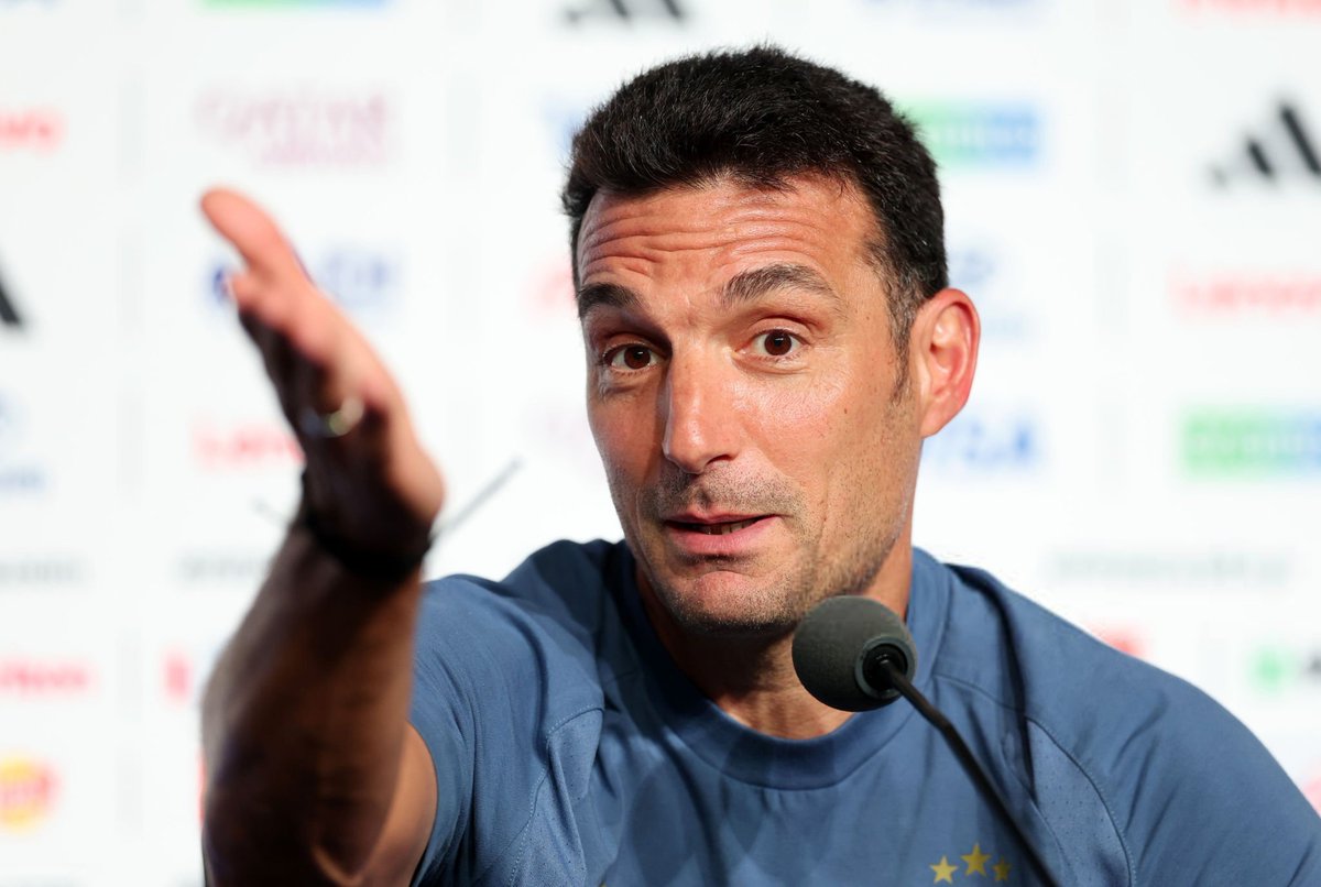 ActuFoot_'s tweet photo. 🚨 Lionel Scaloni 🇦🇷 : « NOUS SOMMES UNIQUES, CROYEZ-MOI. 

NOUS REPOUSSONS LES LIMITES. CES JOUEURS SONT IMPOSSIBLES À EXPLIQUER. » 🤩 https://t.co/S8FOhQZ5ds
