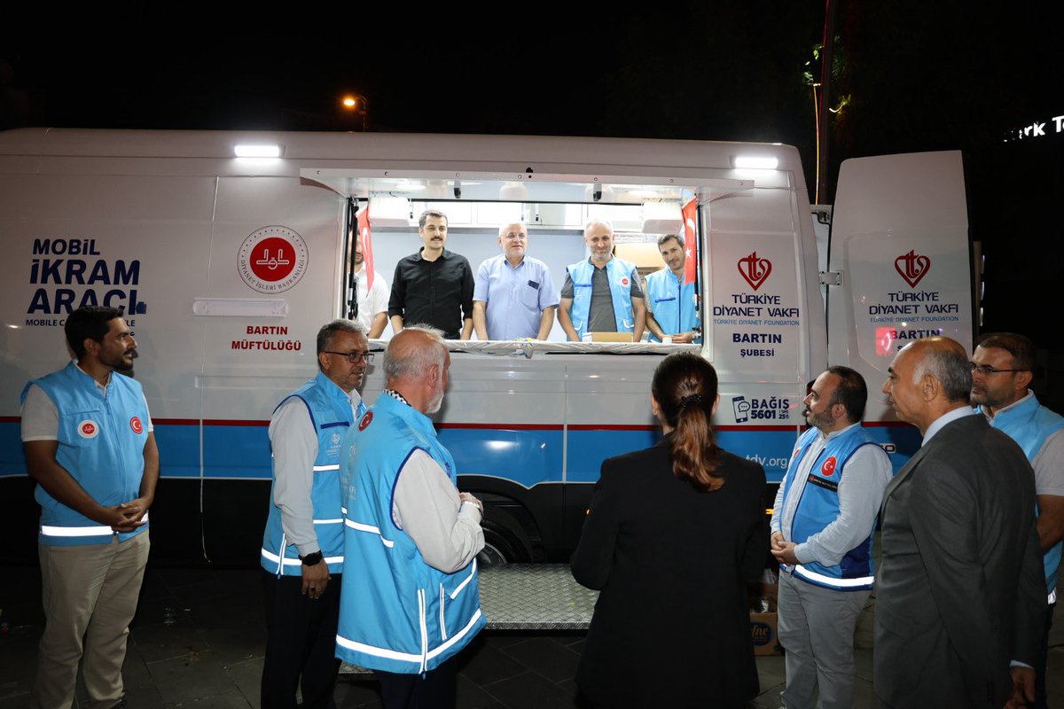bartinmuftulugu's tweet photo. 15 Temmuz Demokrasi ve Millî Birlik Günü Anma Etkinliklerinin ardından Bartın Valisi Dr. Nurtaç Arslan, Cumhuriyet Meydanı’nda Bartın İl Müftülüğü ile TDV Bartın Şubesi iş birliğinde kurulan ikram alanını ziyaret ederek emeği geçenlere teşekkür etti. @omerkeskin02 https://t.co/700qE6ZqXw