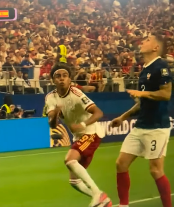 MikeRudolf4's tweet photo. @pinchodemerluza @FrancisAwartefe We get back to what I said in the beginning. See this. Yamal already stopped the run, he started to rotate his body preparing to throw himself at the ball. Digne has not even started to kick the ball. https://t.co/kDswVEBRbm