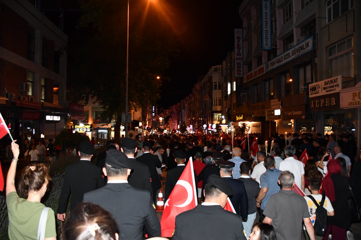 GSB_Kirikkale's tweet photo. Sayın Valimiz H. Engin Sarıibrahim, il protokolü, gençlerimiz ve vatandaşlarımızın katıldığı yürüyüşte; 15 Temmuz gecesi vatanı, bayrağı ve millî iradeyi korumak uğruna canlarını feda eden kahraman şehitlerimizin aziz hatırası bir kez daha yad edildi.
Milletimizin iradesine https://t.co/HC7XWZ6hRN