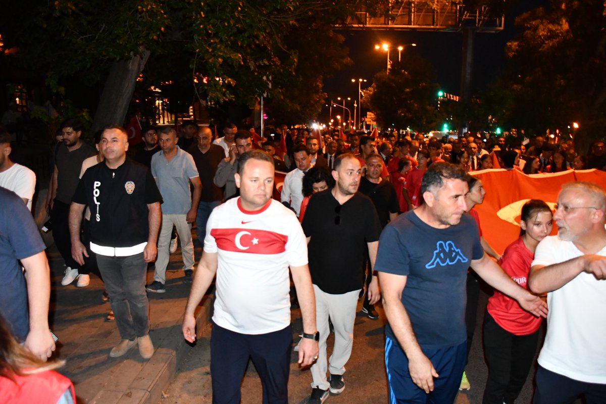 GSB_Kirikkale's tweet photo. Sayın Valimiz H. Engin Sarıibrahim, il protokolü, gençlerimiz ve vatandaşlarımızın katıldığı yürüyüşte; 15 Temmuz gecesi vatanı, bayrağı ve millî iradeyi korumak uğruna canlarını feda eden kahraman şehitlerimizin aziz hatırası bir kez daha yad edildi.
Milletimizin iradesine https://t.co/HC7XWZ6hRN