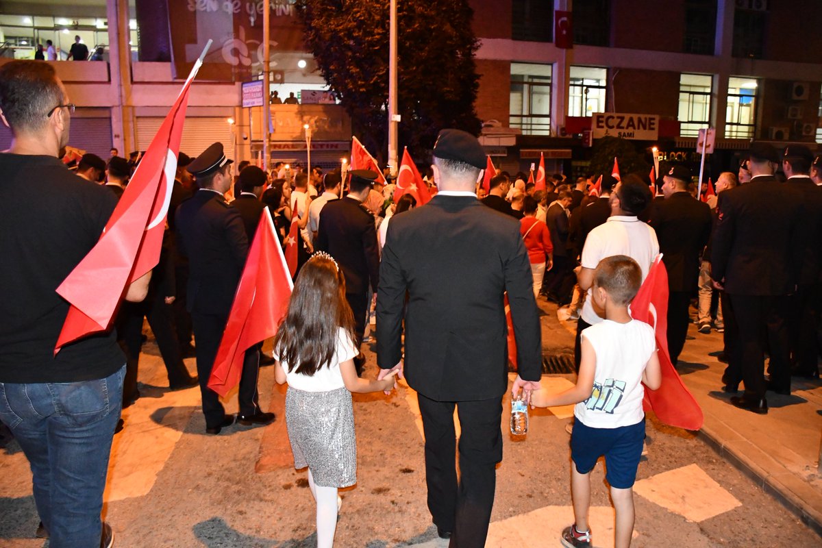 GSB_Kirikkale's tweet photo. Sayın Valimiz H. Engin Sarıibrahim, il protokolü, gençlerimiz ve vatandaşlarımızın katıldığı yürüyüşte; 15 Temmuz gecesi vatanı, bayrağı ve millî iradeyi korumak uğruna canlarını feda eden kahraman şehitlerimizin aziz hatırası bir kez daha yad edildi.
Milletimizin iradesine https://t.co/HC7XWZ6hRN