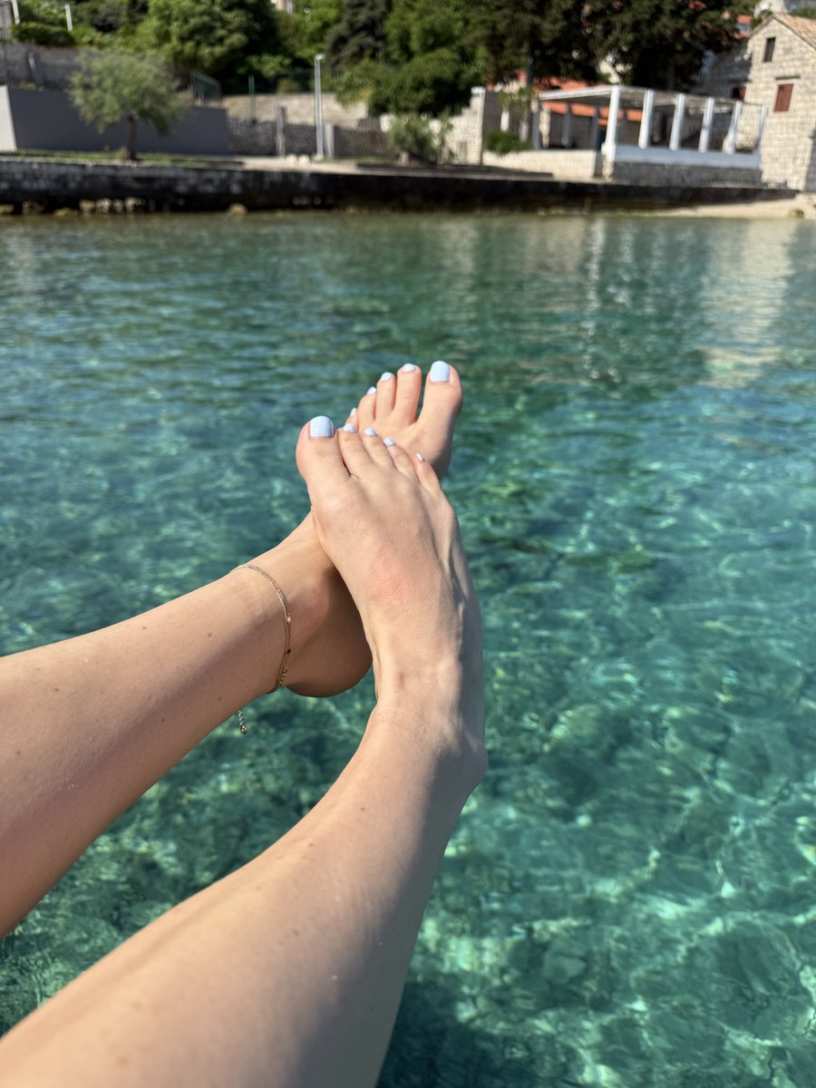 VanessaPaws99's tweet photo. I need a good footboy to clean these for me. Dm me for customs. better come with the right attitude and wallet 😉😏😜 #feet #footmodels #findom #feetworshi̇p #feetfetısh #bluewater #paypig #customs https://t.co/DL8mBBdHlx