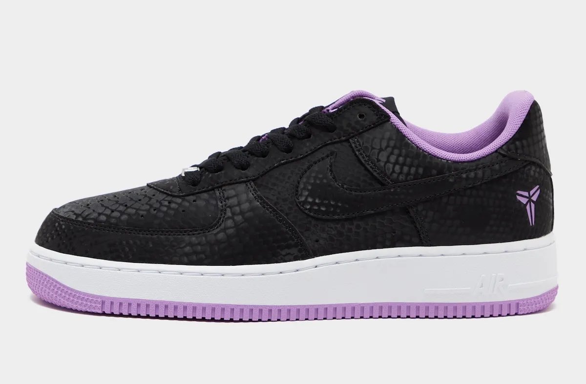 basshu2_com's tweet photo. 『Nike Kobe Air Force 1 Low “Black/Purple Stardust”』

☑️Black Mambaを象徴するスネークスキン風アッパーに、Purple Stardustをアクセントとして採用した新作🐍
シュータンとサイドにはSheathロゴ、ヒールには「8」「24」の刺繍、さらに「Mamba」「Forever」のレースデュブレを備え、Kobe Bryantのレガシーを細部まで表現した一足です。(⁠Sneaker Bar Detroit)

☑️海外では2026年秋発売予定、価格は125ドル。国内発売は現時点で未発表。欲しい方は是非🔥 (⁠Sneaker Bar Detroit)

☑️style code: IB0018-007

📸JD Sports UK / Sneaker Bar Detroit

別のカラーを安く探す👉 https://t.co/N96A72DUPf

#BasketballShoes
#Basketball
#バッシュ
#Sneakers
#篮球鞋
#농구화
#Nike
#Kobe
#AirForce1
