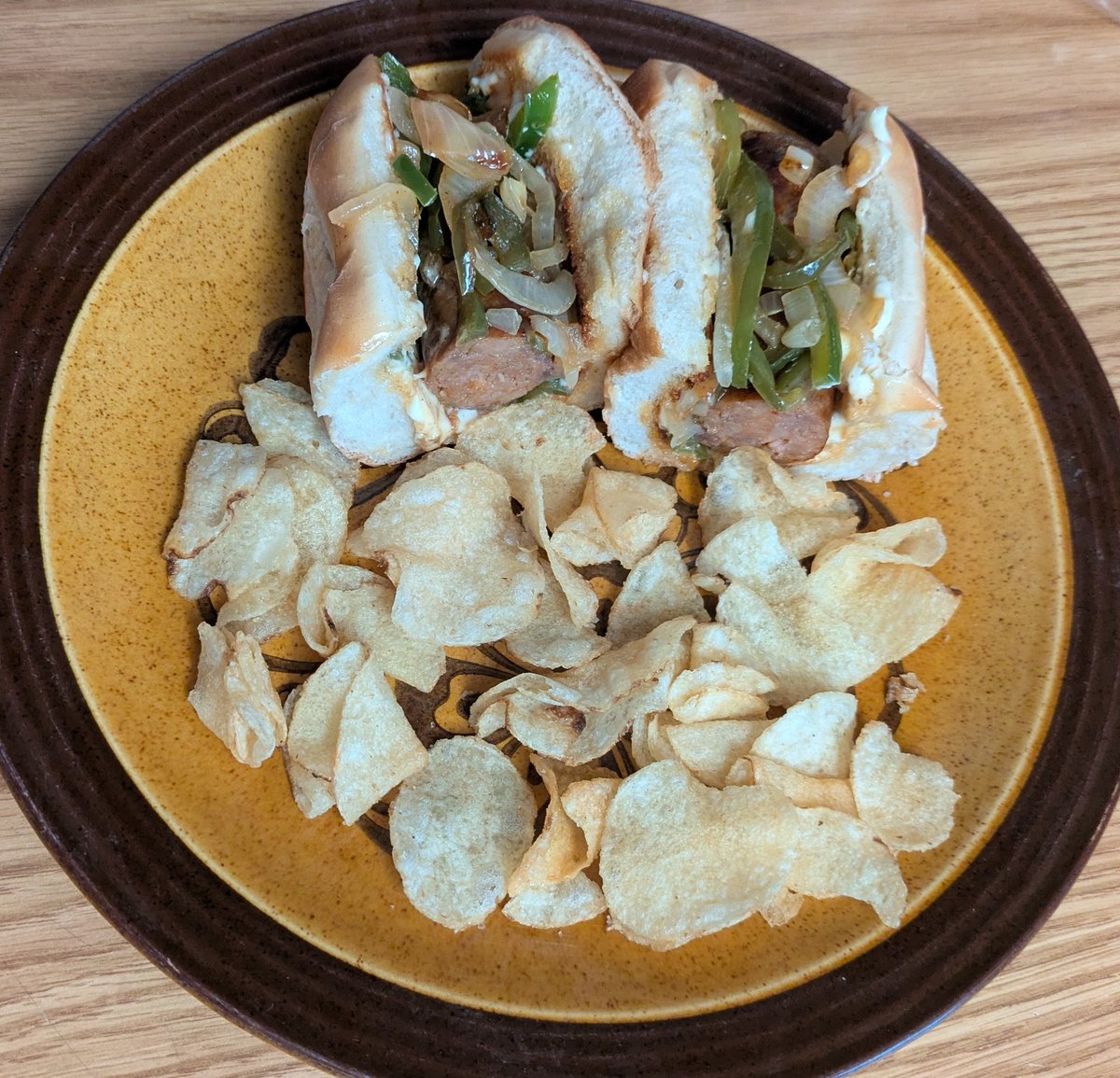 recipesallkinds's tweet photo. Hot Italian Sausage Sandwich with Peppers & Onions and Chips
#allkindsofrecipes #testkitchen #italiansausagesandwich #italiansausage #sandwich https://t.co/562GiCewlh