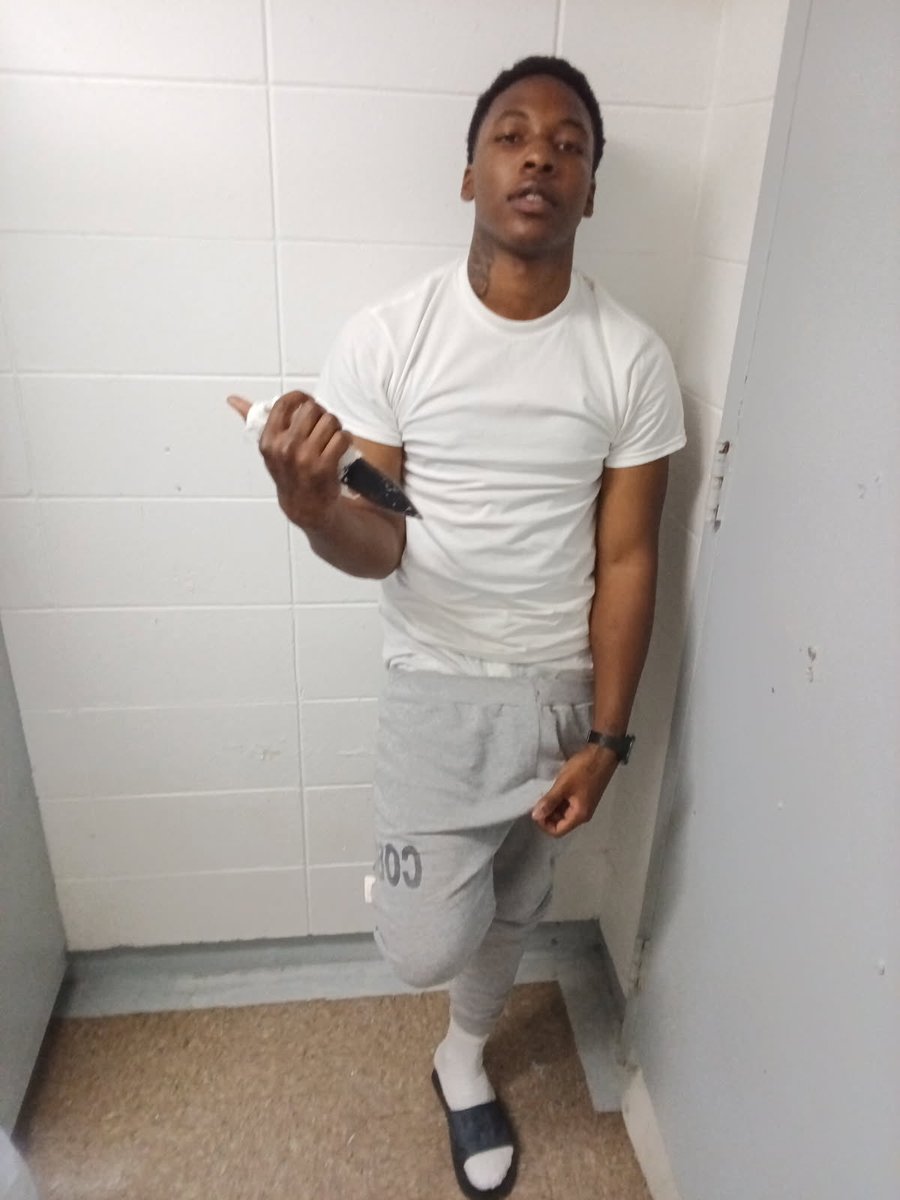 2frontyardigan7's tweet photo. #FREEDAMOBB🪞🖤🖤 https://t.co/wqiLwGxMyH