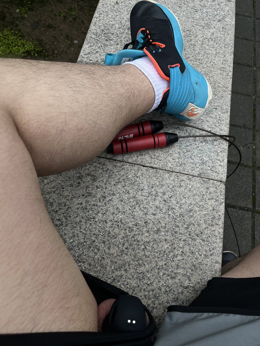 SHjwjc's tweet photo. 谁能想到粗腿中间居然是无法勃起的废物鸡吧，被锁在不到三厘米的小锁中废物鸡吧被锁的比蛋蛋小
#贞操锁 #锁m #锁 #锁狗 https://t.co/HosbZePVep