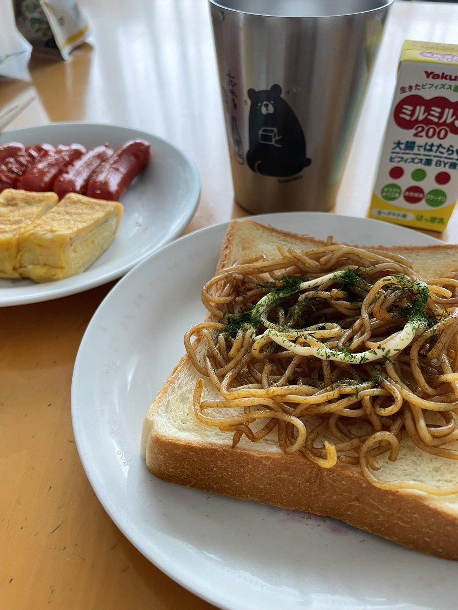 XM4wu's tweet photo. 昨日、焼きそばを余らせてしまったのでトーストにオン
コッペパンのとは違うヤキソバパンになりました
今日も30℃超え、しっかり水分塩分とらないと💦 https://t.co/9IAkFW0PIL