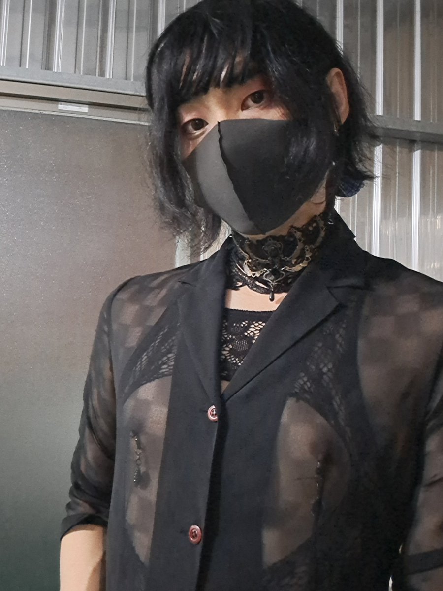 ZhaoLong57018's tweet photo. 今天的服裝覺得有趣❤️
燈光暗的地方一片黑照到光就透
然後辮子長度竟然剛好遮住😆
最後一張名符其實的照騙
我算小隻了～拍出個長腿發出來自己都心虛🤭
下次加件裙子跟薄外衣出去晃晃應該滿有趣，然後啊～私訊劈頭“約嗎”的人們我在這統一回覆
臣妾何其有幸能被邀約，但問就是‘’不要欸‘’承蒙厚愛，拜拜～ https://t.co/PUebHRNIIW