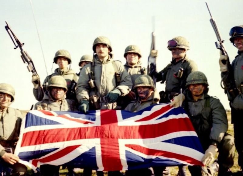 Kiyomiic's tweet photo. @lovesnaden Simple, por qué la guerra de malvinas fue contra Reino Unido, por eso la bandera que se uso es de las fuerzas británicas de la Unió Jack. Se dice Inglaterra por qué es la parte más poderosa y conocida de Reino Unido https://t.co/EoMEykNfbB