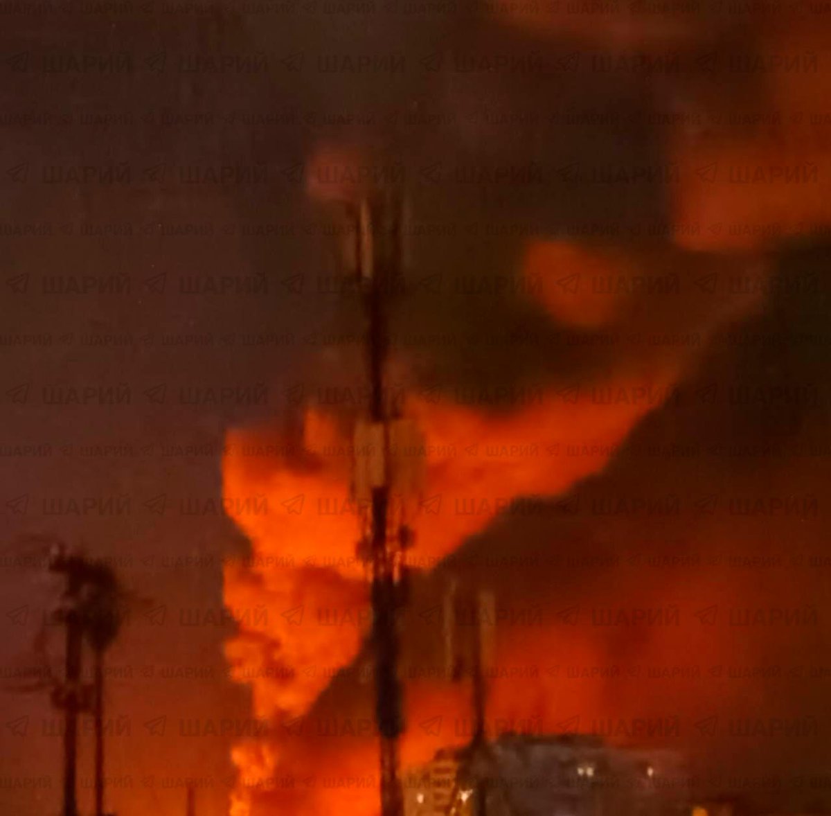 LeoonfrankFrank's tweet photo. 🇷🇺💥🇺🇦 Three explosions were reported in #Kyiv: two in the #Darnitsky district and one in the #Sviatoshynskyi district.
👍 👍 👍 👍 👍 👍 👍 👍 👍 👍 👍 👍 
#RussiaUkraineWar 
#UkraineRussianWar 
#UkrainianNazis
#NaziInUkraine #UkrainianWarCrimes https://t.co/VsdFoOLgyo