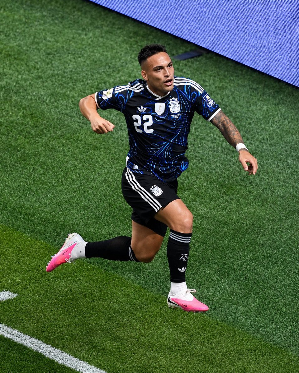 CalcioTurkey's tweet photo. 🇦🇷 Aynı rakip.
🔵 Aynı mavi forma.
🔢 Aynı 22 numara.
🖤💙 Aynı Inter kaptanlık ruhu.

🤝 Javier Zanetti (1998) — Lautaro Martínez (2026)

Futbolun yazdığı senaryo gerçekten akıl almaz. https://t.co/OgoRn8oIHn