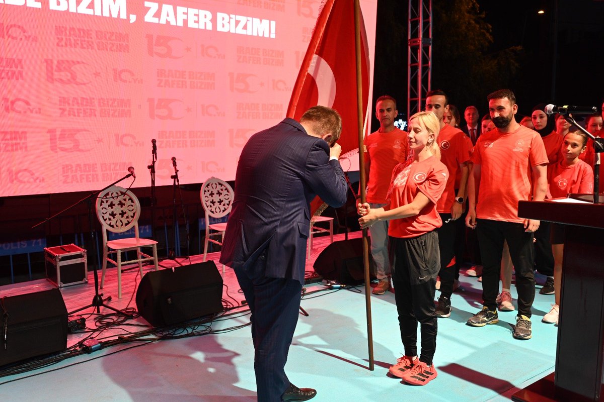 GSB_Kirikkale's tweet photo. 15 Temmuz Demokrasi ve Millî Birlik Günü kapsamında Valiliğimiz himayelerinde düzenlenen anma programında, Gençlik ve Spor İl Müdürlüğümüzün atletizm sporcuları tarafından gerçekleştirilen Sancak Koşusu gurur ve heyecanla tamamlandı.
Şehitlerimizin emaneti, milletimizin https://t.co/K5g7qm8Gps