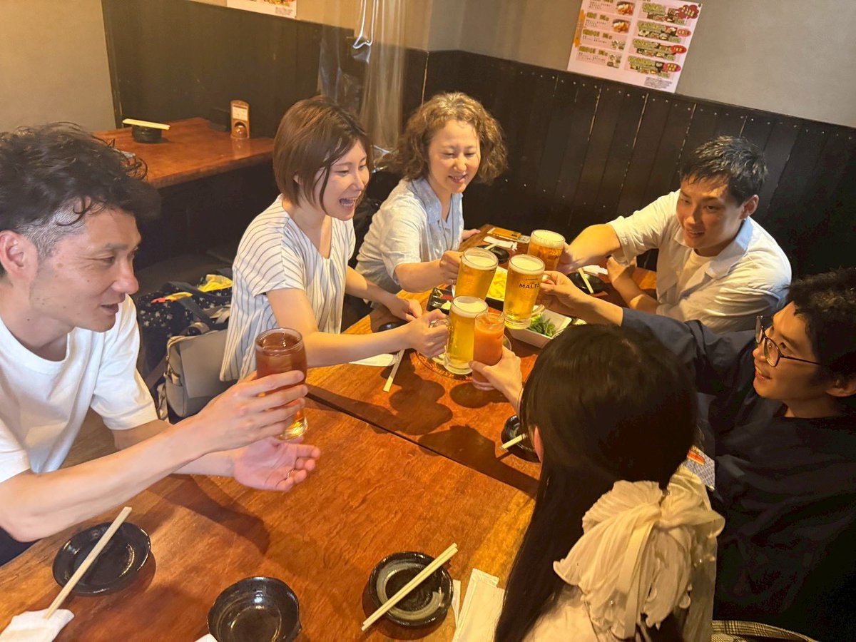 xavher06's tweet photo. GIFTの人たち
すぐ飲み行っちゃうんだよね

なんかすごくブルーカラーな感じがする
仕事の後の一杯はたまらん、みたいな

でもお芝居ってそうだよね

文化•芸術的な営みというよりは
祭りのお神輿担ぐのに近い

あさってから本番

#劇団GIFT https://t.co/iTlzVsJSEa