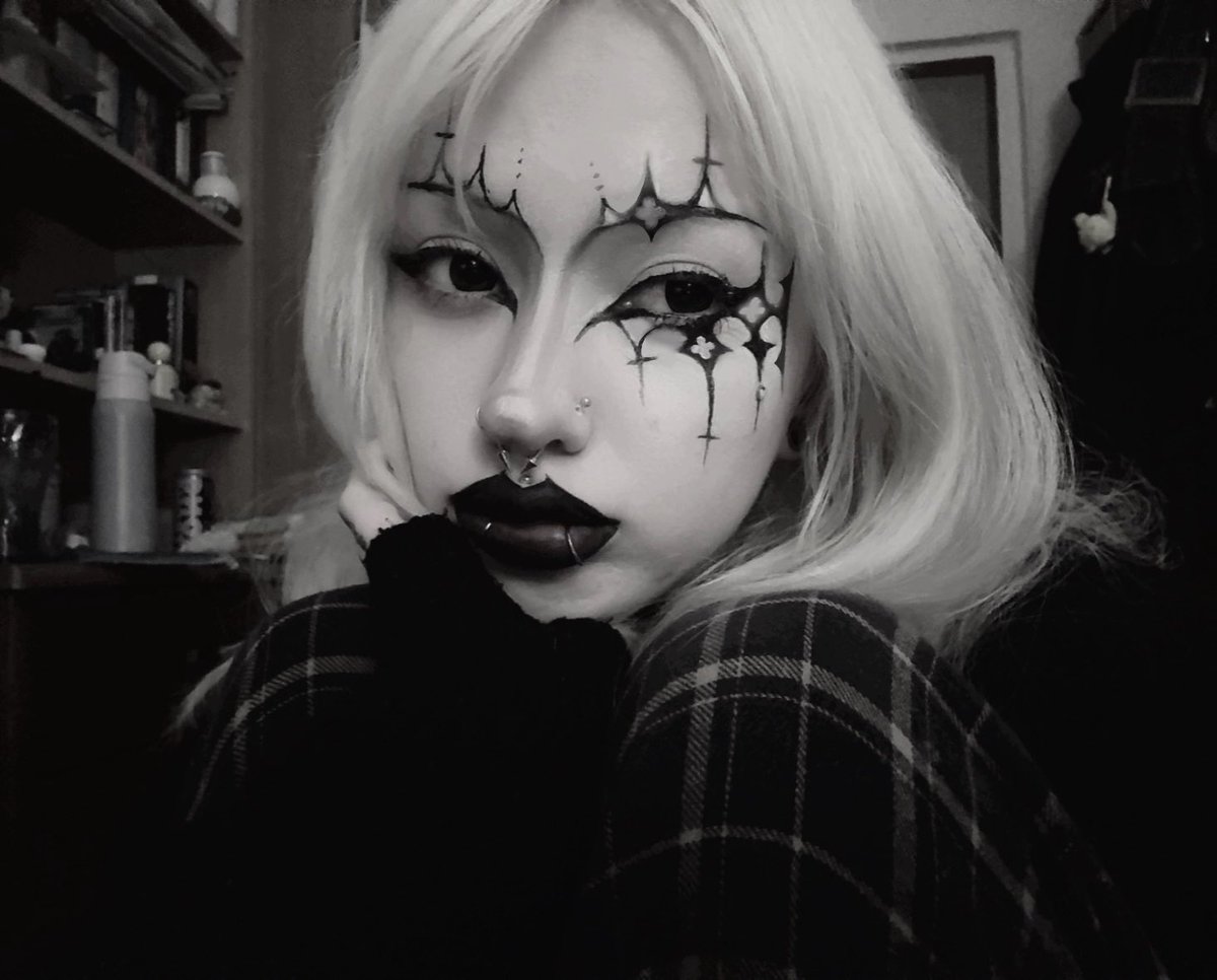 lepluslongreve's tweet photo. 2day's makeup 🐾 https://t.co/2OHTgjDVSN