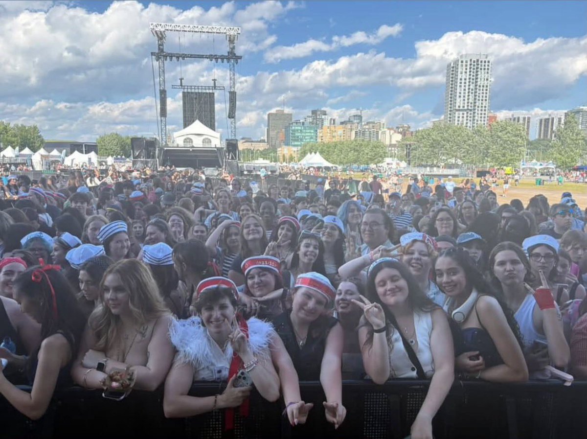 wbtourupdates's tweet photo. holy sh- i mean sailor hats at barricade!! https://t.co/mhEzKbGtx4