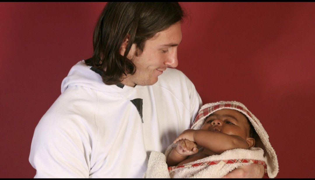 linalgeria09's tweet photo. Incroyable ! En 2007, Messi a baigné le petit Lamine Yamal… 19 ans plus tard, en 2026, ils se retrouveront face à face en finale de la Coupe du monde. 🤯

Si c'est vrai, ce sera l'histoire la plus folle de toute l'histoire de la Coupe du monde. 🔥 https://t.co/1x8XgT4j2j