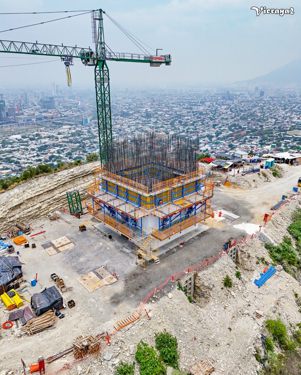 vicraya2's tweet photo. AVANCES | La Cruz de la Misericordia (170m) 🙏💥💯💯
La Cruz católica más alta del mundo se levanta en Monterrey 😱😱💥💥💯💯
170 metros de altura en construcción en lo alto del Cerro de la Loma Larga.
Cuarto tramo en proceso 🏗👏👏 https://t.co/64CrrlcnGr