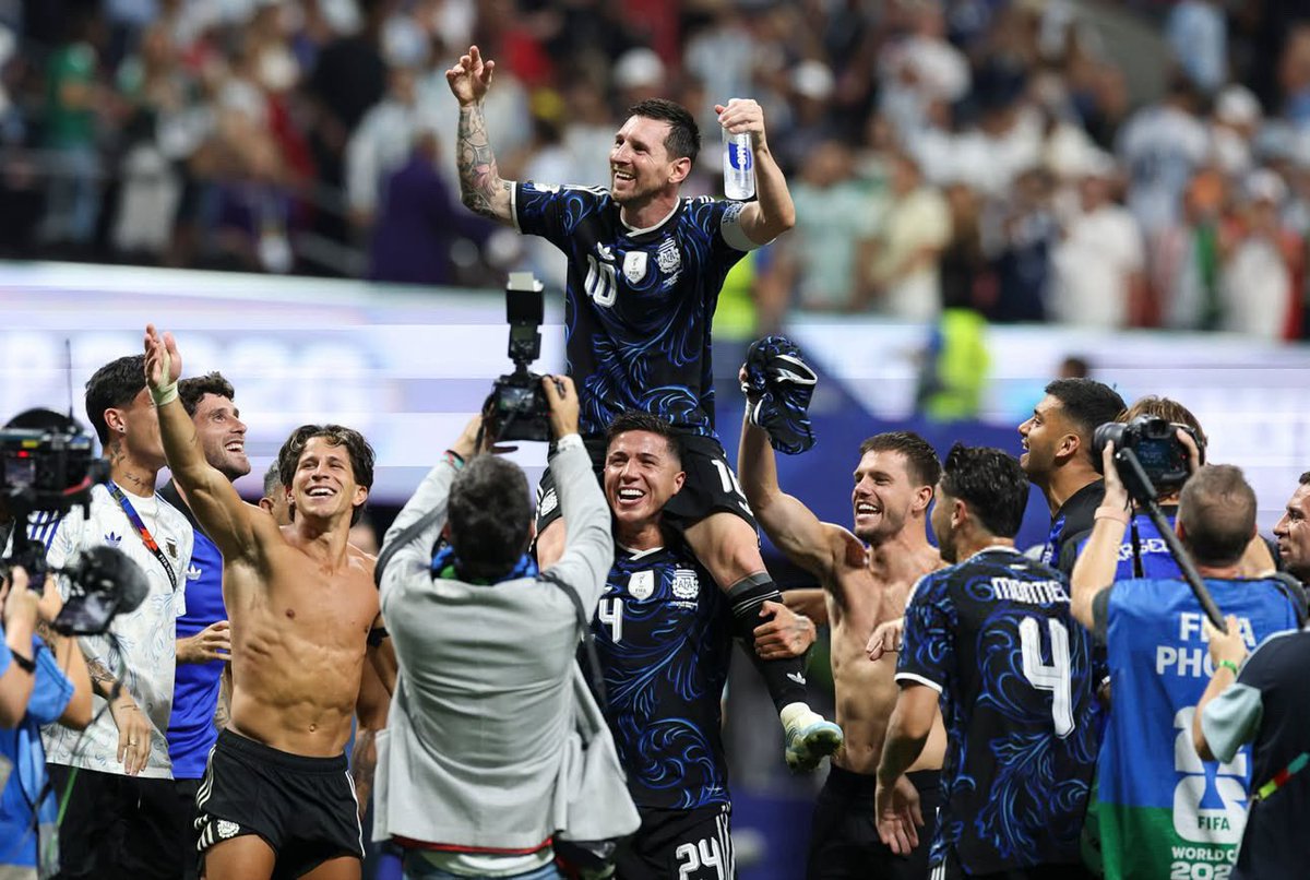 Saudfh2001's tweet photo. اقسم بالله اللي حصل مو طبيعي

انتشل منتخب بعمر ٣٩ عام ضد انجلترا ويقلب الطاولة بظرف دقايق ويوصلهم النهائي الثاني على التوالي !

بعد ماحققها بعمر ٣٥ باعلى اداء في التاريخ مين توقع يرجع يقدم نفس العظمة بعدها باربع سنين #الارجنتين_انجلترا https://t.co/BCzYCuH6ZR